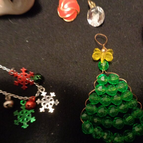 JUNK DRAWER CHRISTMAS DODADS LOOSE BEJEWELS DOLL SLEEPING BAG ETC. LOT - Picture 10 of 14